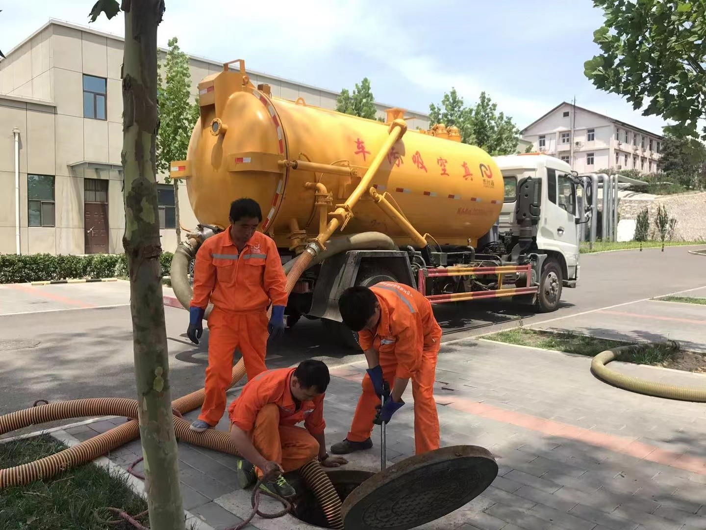 波密管道疏通车停在窨井附近