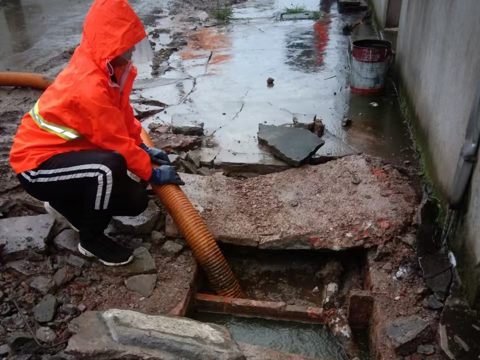 小区化粪池刚清理又堵了，一查监控竟是这些人