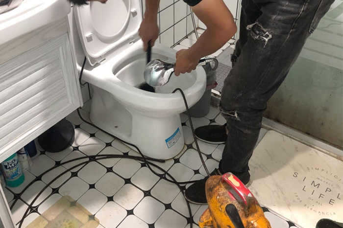 波密马桶堵塞自己疏通还是找师傅？专业上门服务让你省时更省心